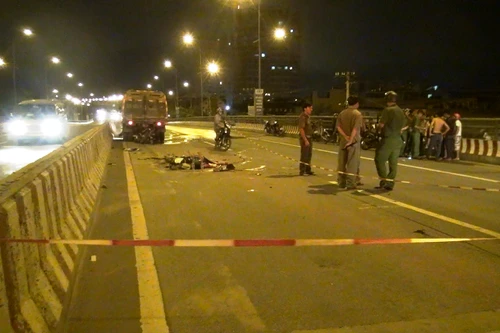 Hai thanh niên đi xe máy chết thảm khi lao vào xe dọn đường