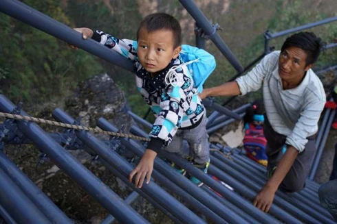 Hình ảnh xót lòng về những con đường tới trường gian nan trên khắp thế giới (1)