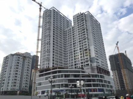 Khai trương siêu thị điện máy trong tòa nhà đang thi công