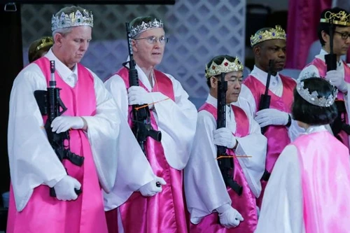 Kì lạ nghi lễ tôn thờ súng đạn tổ chức ở nhà thờ của Mỹ