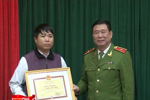 CATP Hà Nội khen thưởng công an viên dũng cảm