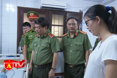 Giám đốc Công an Hà Nội thăm hỏi, động viên chiến sỹ bị thương trong khi chữa cháy