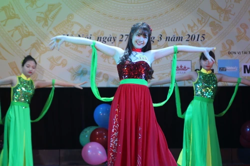 Nữ sinh Đại học Quốc gia khoe tài hết cỡ, khán giả mãn nhãn