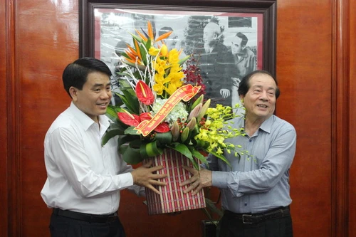 Giám đốc CATP Hà Nội chúc mừng sinh nhật nhà thơ Hữu Thỉnh