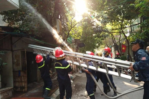 Cháy lớn tại ngôi nhà 5 tầng ở quận Thanh Xuân