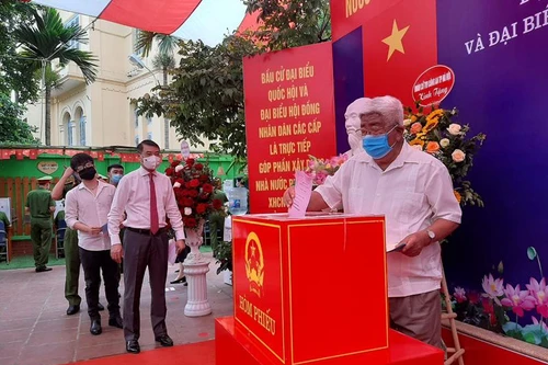 Các cử tri nô nức đi bầu cử tại điểm bỏ phiếu số 3, quận Hoàn Kiếm