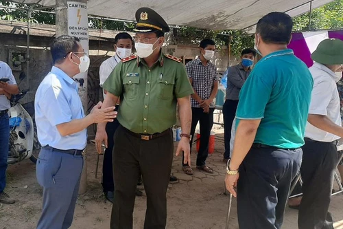 Đoàn Công tác số 15 của Thành ủy kiểm tra chốt ứng trực phòng chống Covid-19 tại huyện Mê Linh