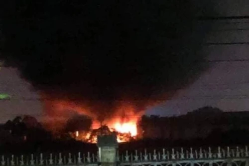 Dập tắt đám cháy xảy ra tại lán chế biến nhựa phế liệu 