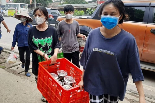 Ấm đượm tình quân dân tại các điểm chốt chống dịch Covid-19 