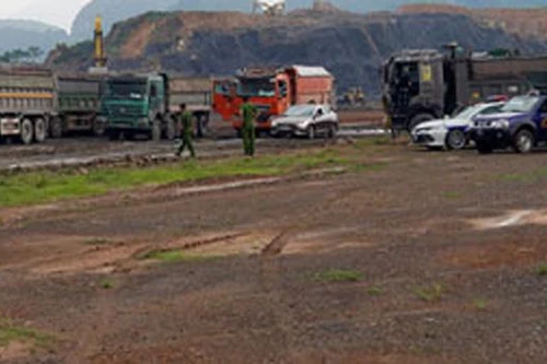 Tạm giữ 20 ô tô, máy xúc liên quan vụ vận chuyển đất trái phép 