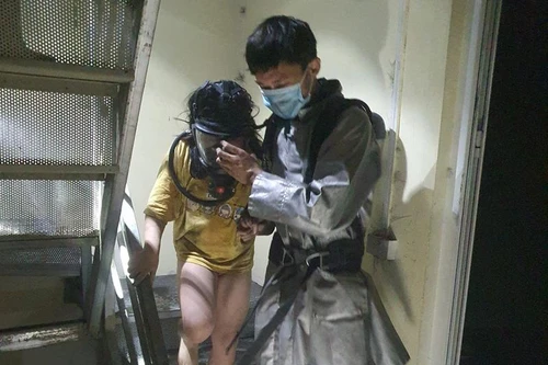 [Clip] Cứu 4 người thoát nạn trong vụ cháy ở quận Hoàng Mai