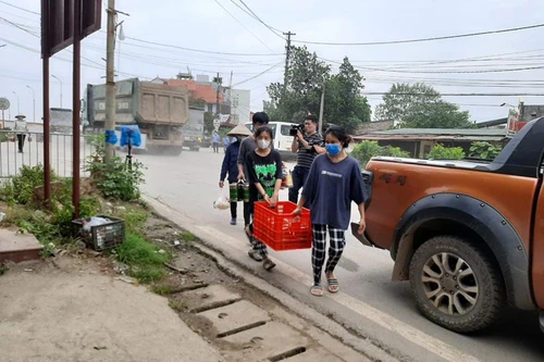 [Clip]: Căn bếp đặc biệt, luôn ấm lửa nấu cơm miễn phí phục vụ lực chốt phòng chống Covid-19