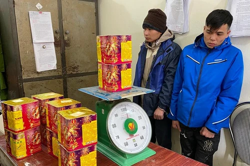 Bắt đối tượng vận chuyển trái phép 13 kg pháo nổ 