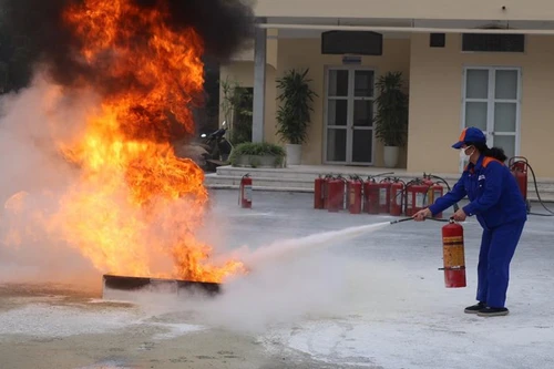 Huấn luyện kỹ năng xử lý sự cố cháy, nổ tại kho xăng Đức Giang 