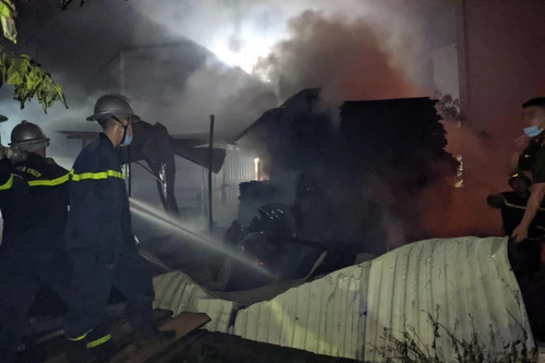 Khẩn trương điều tra nguyên nhân cháy trong đêm tại huyện Đan Phượng