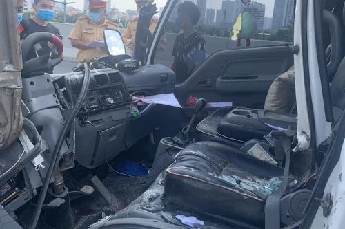 (Clip) Choáng cú húc từ phía sau khiến lái xe kẹt cứng trong cabin