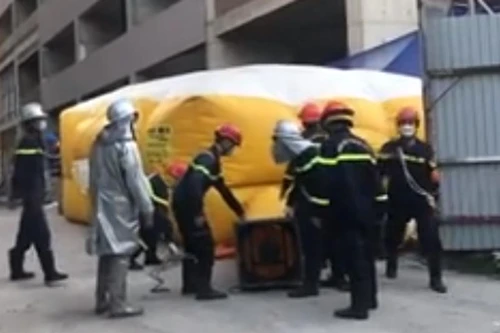 Thót tim nam thanh niên vắt vẻo trên mép ban công tầng 6 