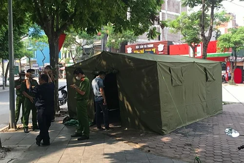 Ven hồ Tây chỉ còn dáng bóng những người làm nhiệm vụ ứng trực