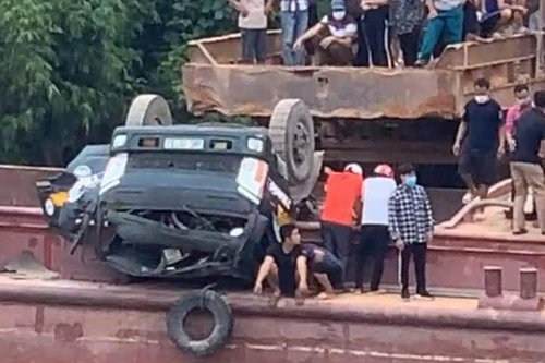 Điều tra vụ lái xe tải chở đất tử vong do bị lật xuống sông 