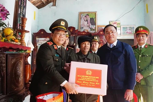 Giám đốc CATP Hà Nội thăm, tặng quà Tết gia đình chính sách, hộ nghèo huyện Mỹ Đức