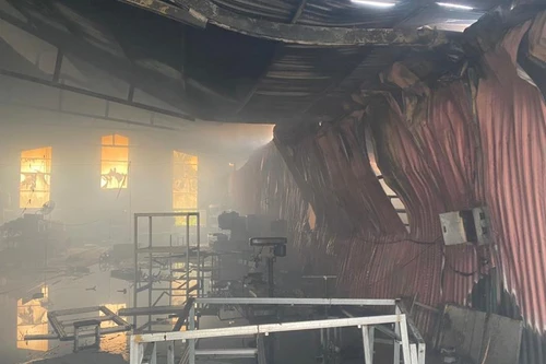 Cận cảnh kho xưởng hàng nghìn mét vuông bị hỏa hoạn gây sập đổ