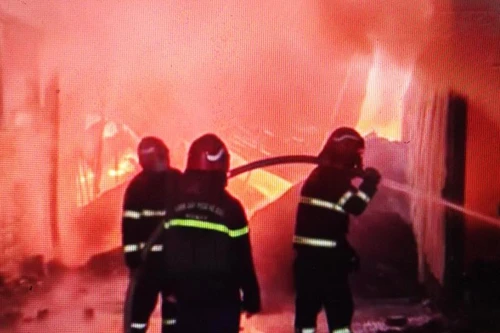 Dập tắt đám cháy xưởng tái chế nhựa tại huyện Thanh Trì 