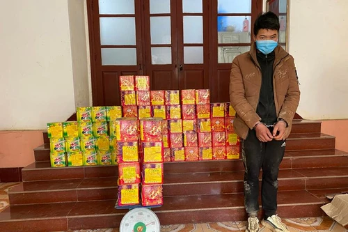 Bắt đối tượng vận chuyển gần 1 tạ pháo nổ