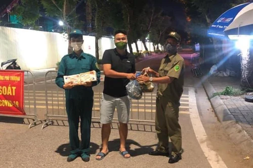 Hình ảnh về đêm ở chốt làm nhiệm vụ phòng chống Covid-19 