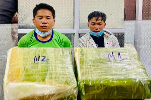 Bắt quả tang hai anh em cất giấu 2 bánh heroin trong áo mưa 