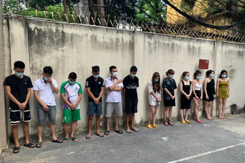 Công an Hà Nội triệt phá ổ nhóm 'bay lắc' tại quán karaoke giữa mùa dịch 