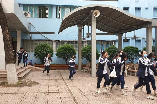 Hàng trăm học sinh trải nghiệm chữa cháy, thoát nạn 