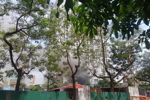 Dập tắt đám cháy xảy ra tại phố Tam Trinh