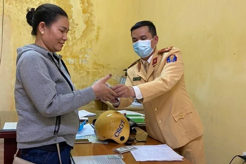 Thượng úy Cảnh sát giao thông trả lại tiền cho người đánh rơi trên đường 