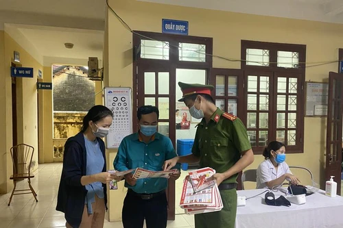 Người dân đến tiêm vắc xin Covid-19 được trang bị kỹ năng chữa cháy, thoát nạn