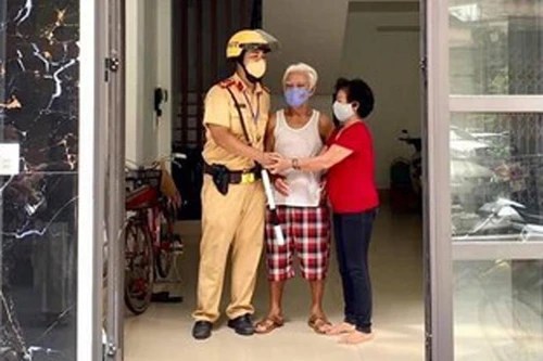 Tinh thần, trách nhiệm với nhân dân của cán bộ chiến sỹ Công an quận Tây Hồ 