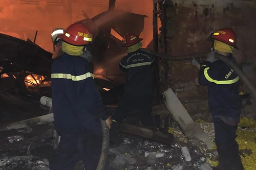 Dập tắt đám cháy tại Công ty nhựa Hải Hà