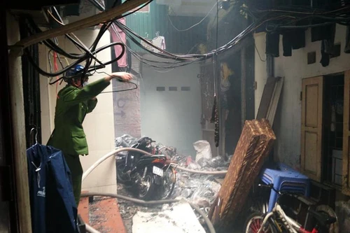 Kịp thời dập tắt đám cháy tại nhà dân trong phố Gầm Cầu 