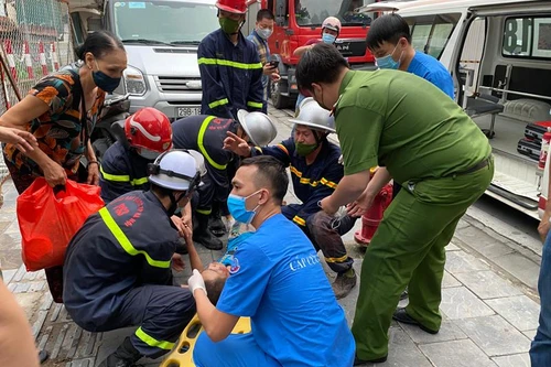 (CLIP) Căng thẳng khoảnh khắc lực lượng Công an cứu cháu bé bị mắc kẹt trong khe bê tông