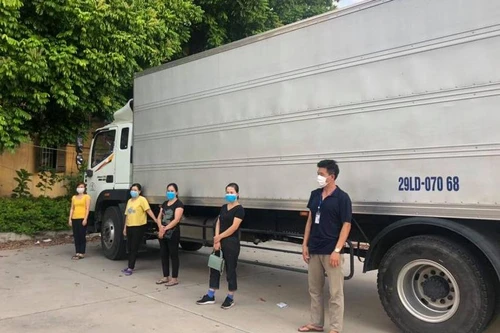 Bốn nữ công nhân trốn trong thùng xe “luồng xanh” 