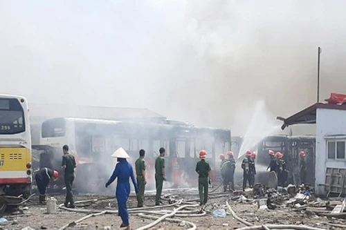 Dập tắt đám cháy tại bãi xe phế liệu 