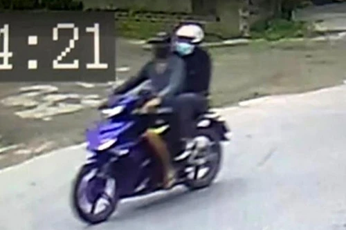 Lợi dụng giờ tan tầm, 2 đối tượng bịt mặt đi cướp giật 