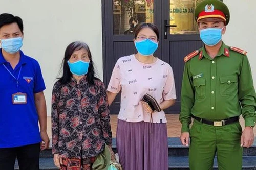 Công an xã Mai Lâm giúp cụ bà đi lạc tìm được người thân 