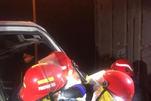 Cận cảnh lực lượng cứu nạn cắt phá ca bin xe tải cứu người bị ép cứng