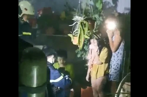 Kịp thời cứu 4 người mắc kẹt, dập tắt đám cháy trong đêm tại quận Hoàng Mai