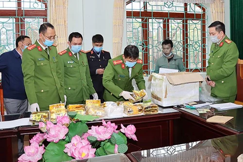 Bắt đối tượng vận chuyển 18 kg ma túy dạng đá