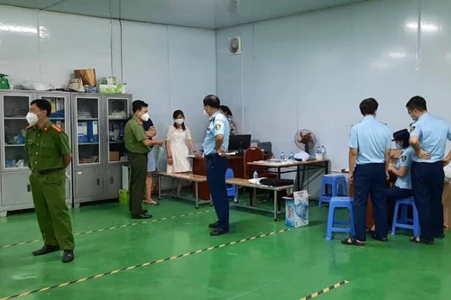 Hà Nội: Đột kích cơ sở sản xuất, thu giữ hơn 20 nghìn khẩu trang, vật tư y tế nhái hàng chính thống