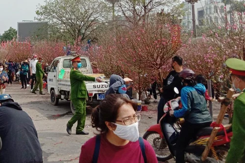 Công an quận Tây Hồ căng mình phân luồng giao thông và tuyên truyền phòng ngừa dịch Covid-19