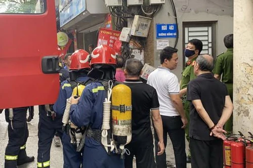 Kịp thời dập tắt đám cháy ở ngôi nhà 3 tầng