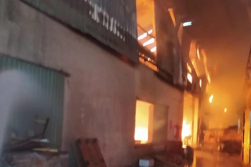 Cháy trên 1.000m2 nhà xưởng gỗ ở huyện Chương Mỹ