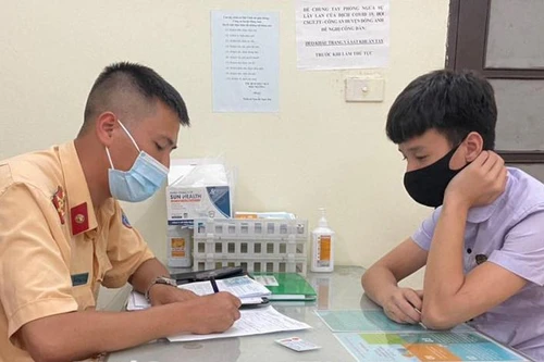 Xử lý hai nam thanh niên "bốc đầu" xe máy